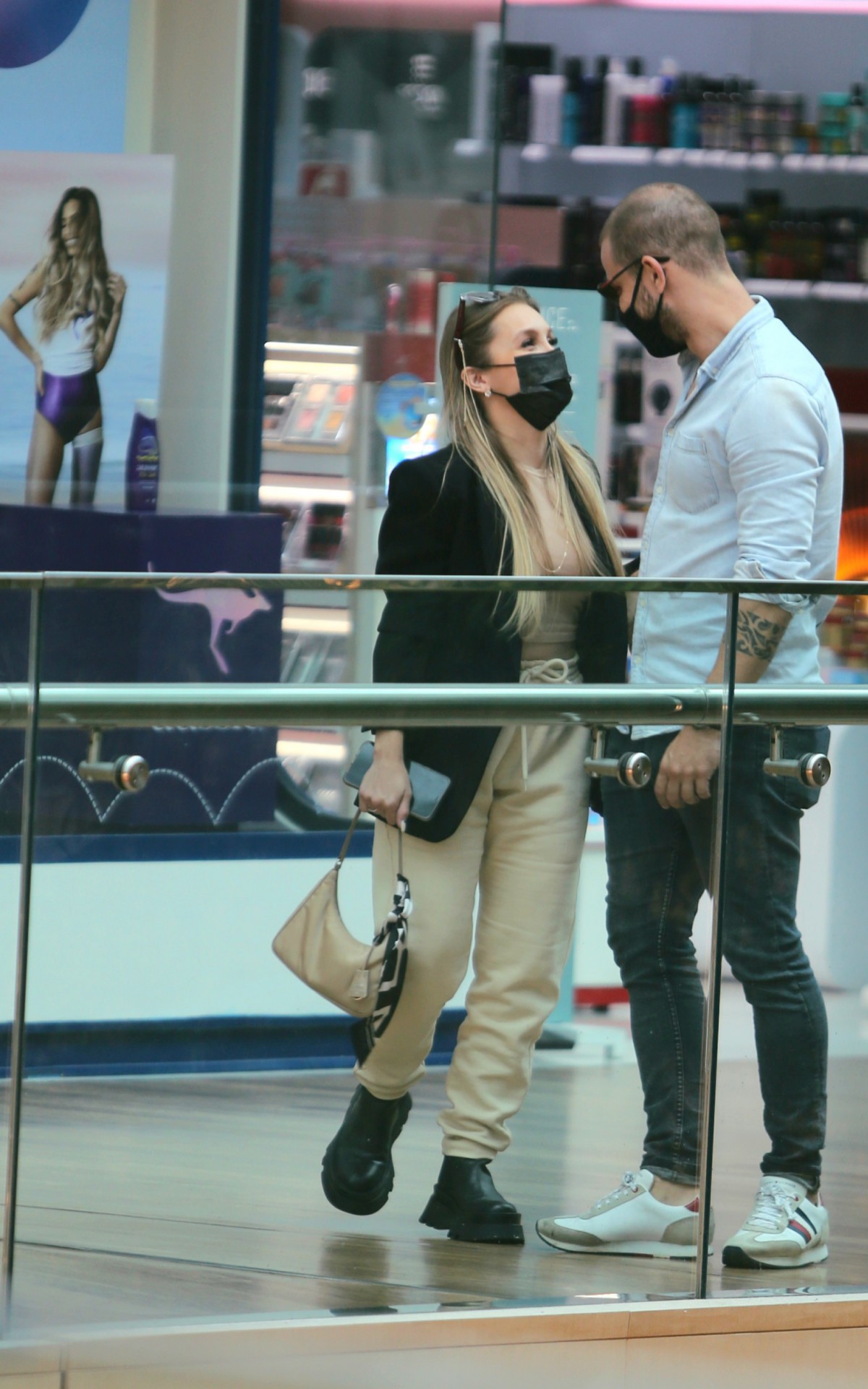 Carla Dias e Felipe Becari s&atilde;o flagrados em shopping da Zona Oeste do Rio