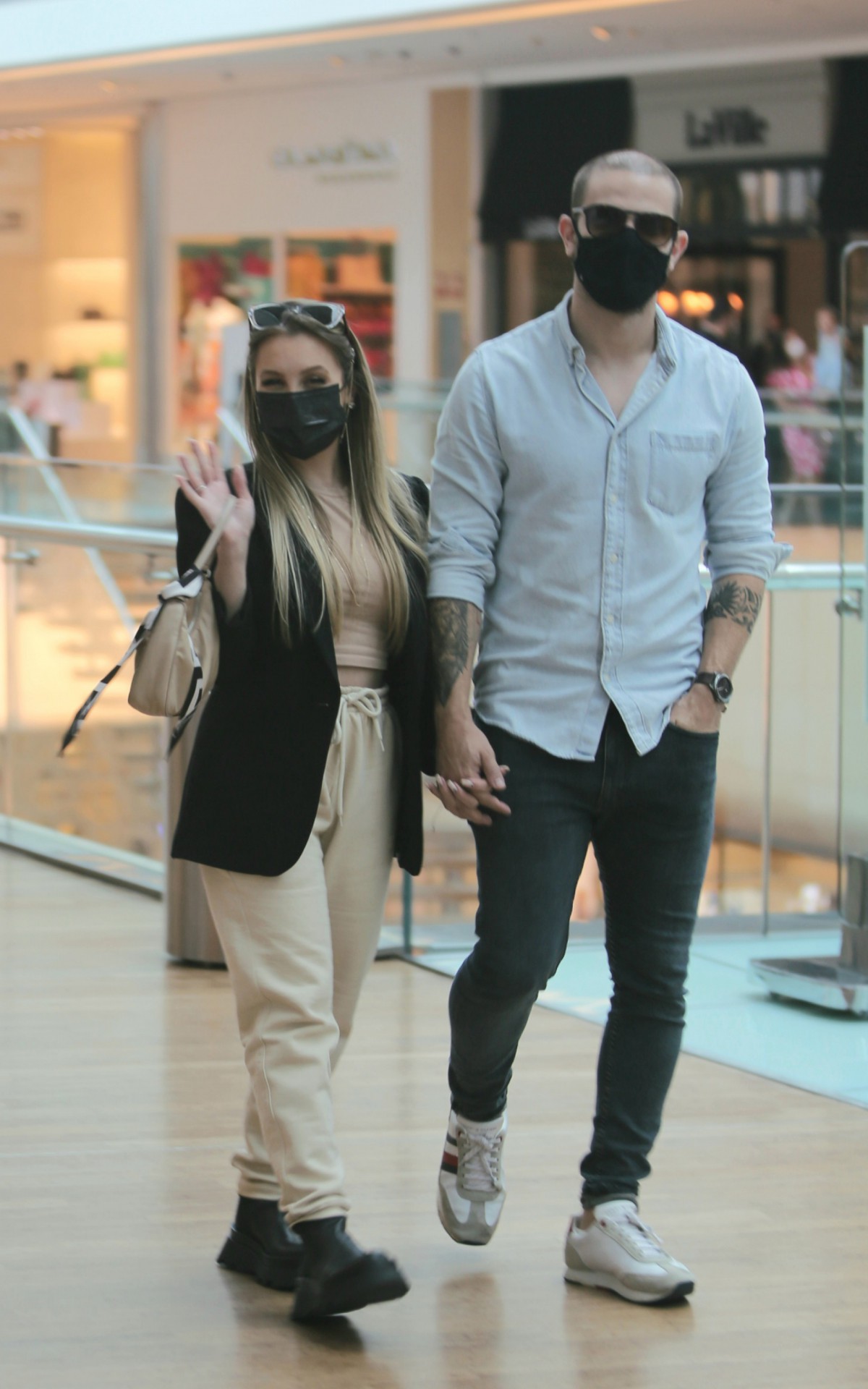 Carla Dias e Felipe Becari s&atilde;o flagrados em shopping da Zona Oeste do Rio