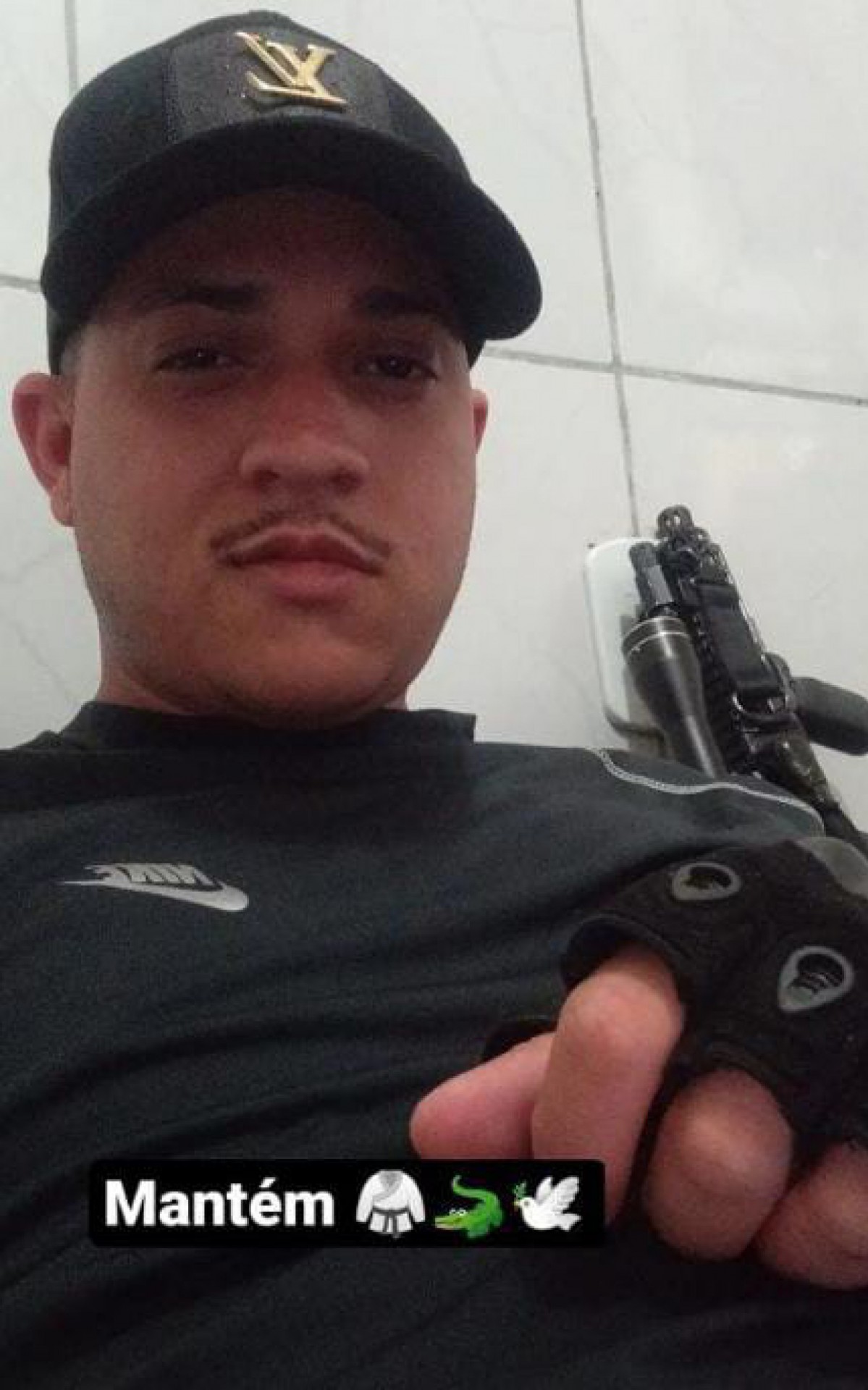 Jo&atilde;o do Jaca com fuzil