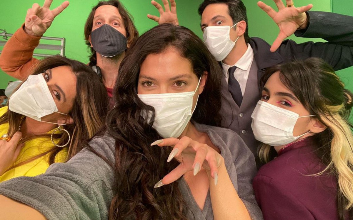 A Maia posa com os protagonistas de 'Quanto Mais Vida, Melhor' - Reprodução/Instagram