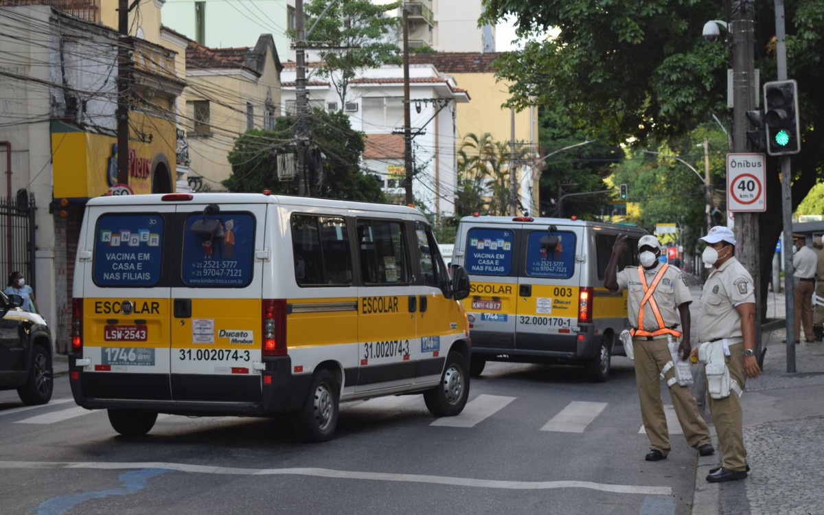 Ação posicionou agentes em pontos estratégicos no entorno de escolas onde há grande fluxo de carros nos horários de saída e entrada de alunos