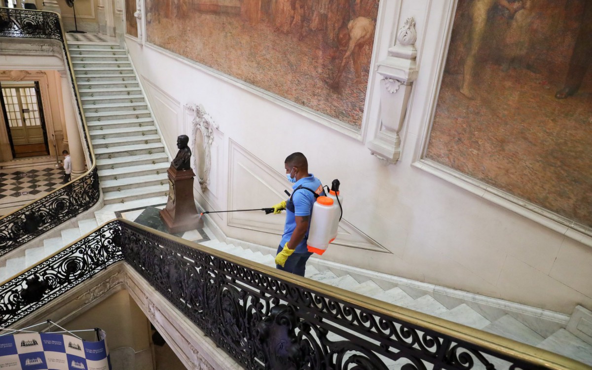 C&acirc;mara do Rio se prepara para voltar ao trabalho e faz sanitiza&ccedil;&atilde;o contra Covid