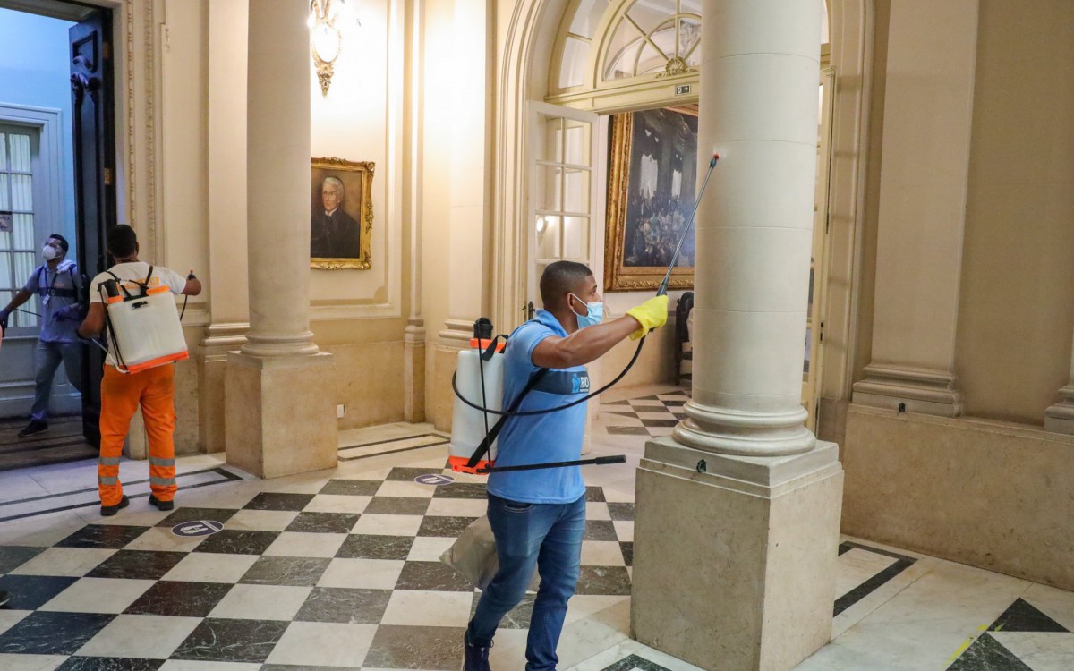 C&acirc;mara do Rio se prepara para voltar ao trabalho e faz sanitiza&ccedil;&atilde;o contra Covid