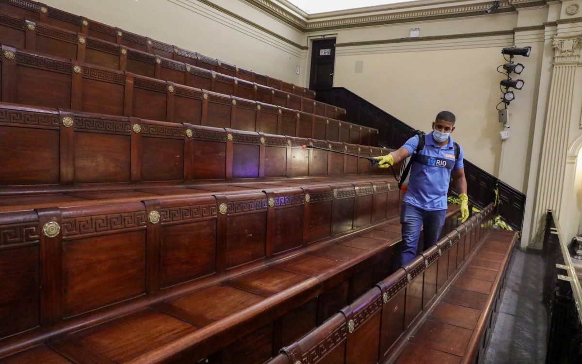 C&acirc;mara do Rio se prepara para voltar ao trabalho e faz sanitiza&ccedil;&atilde;o contra Covid