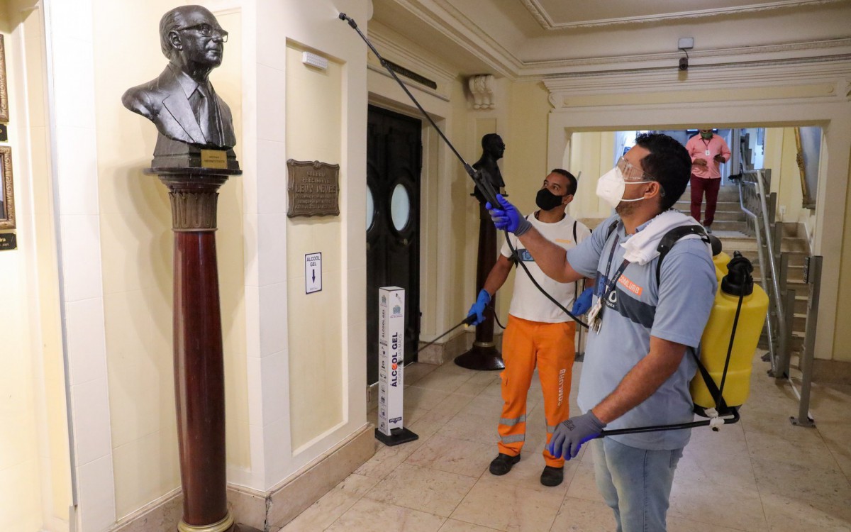 C&acirc;mara do Rio se prepara para voltar ao trabalho e faz sanitiza&ccedil;&atilde;o contra Covid