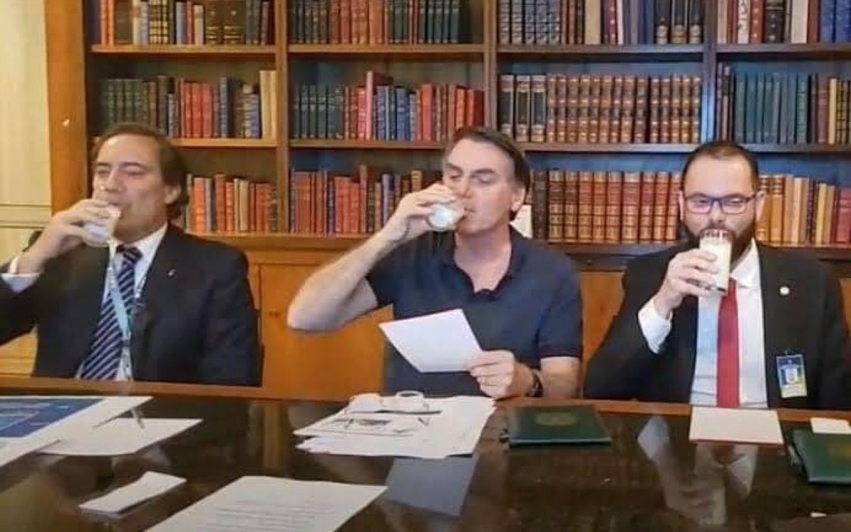 Bolsonaro toma copo de leite puro durante transmiss&atilde;o ao vivo. Ato &eacute; associado por pesquisadores a a pr&aacute;tica de movimentos neonazistas americanos - Reprodu&ccedil;&atilde;o