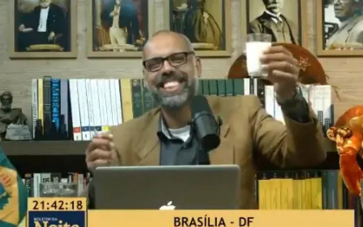 O blogueiro bolsonarista Allan do Santos repitiu o ato em seu canal 