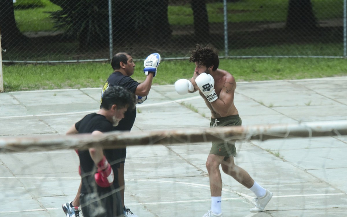  Chay Suede treina boxe na companhia dos filhos