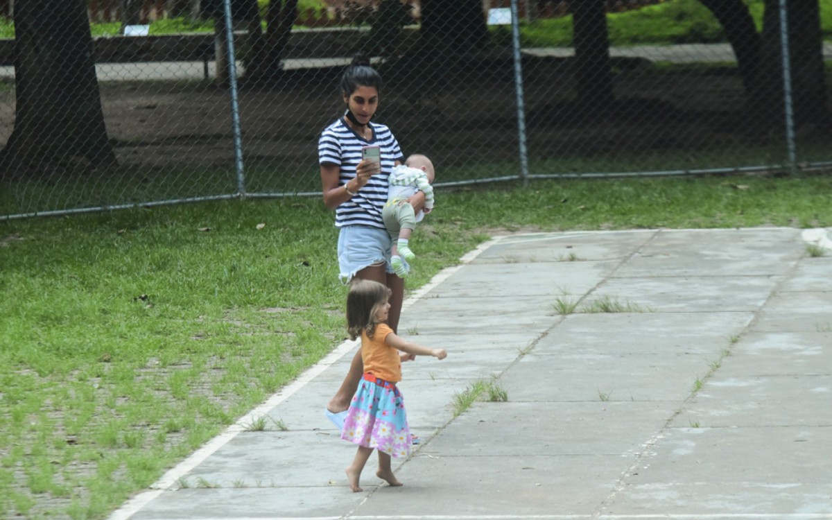  Chay Suede treina boxe na companhia dos filhos