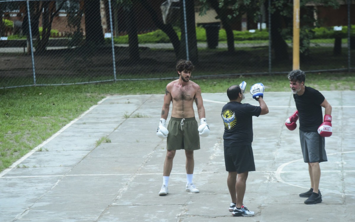  Chay Suede treina boxe na companhia dos filhos