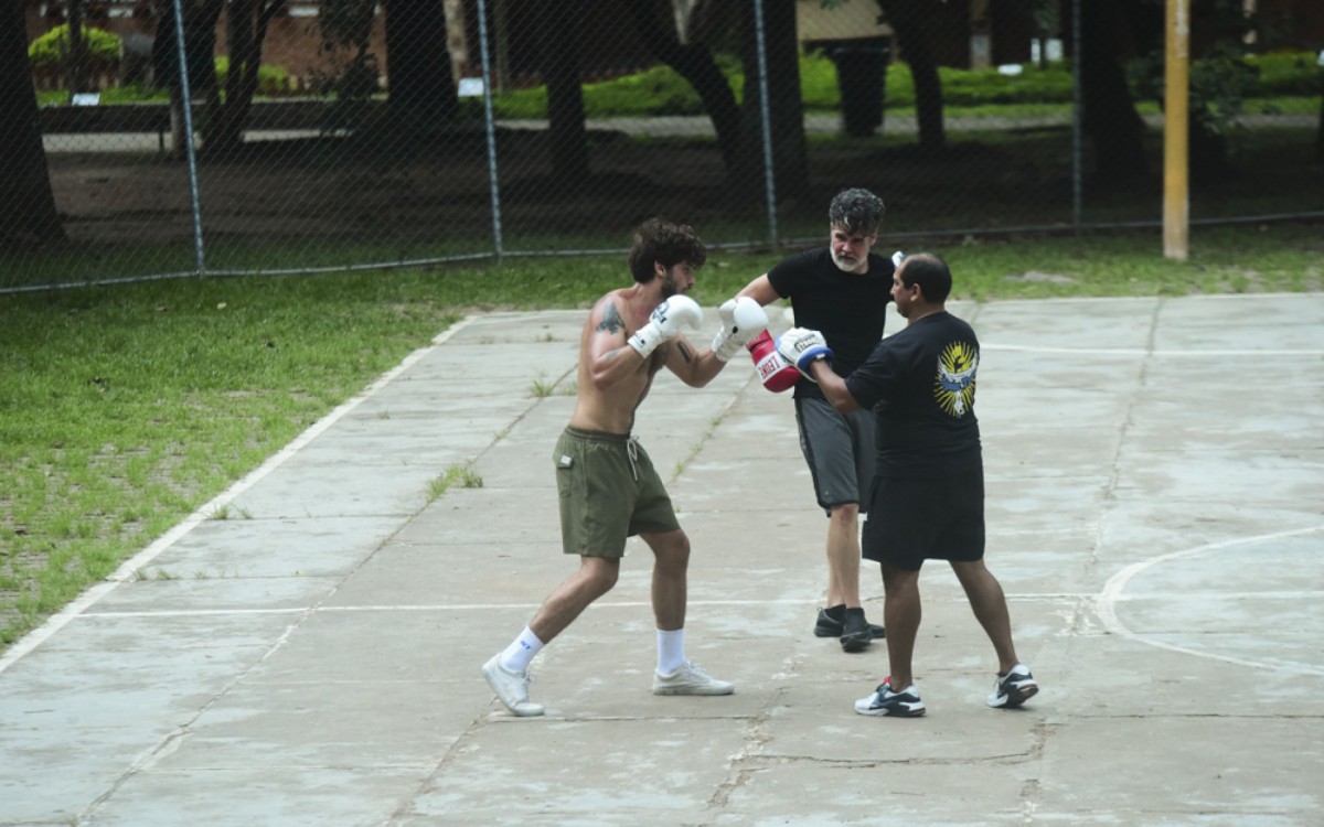  Chay Suede treina boxe na companhia dos filhos