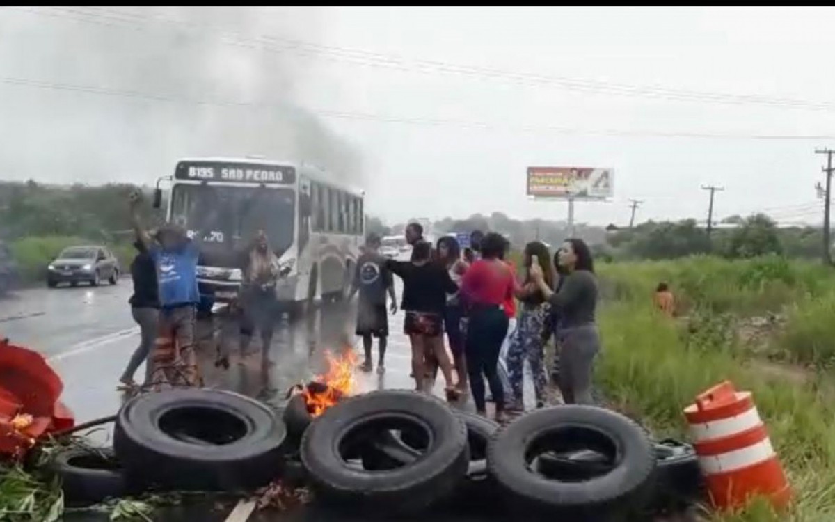 Moradores fecharam a RJ 106