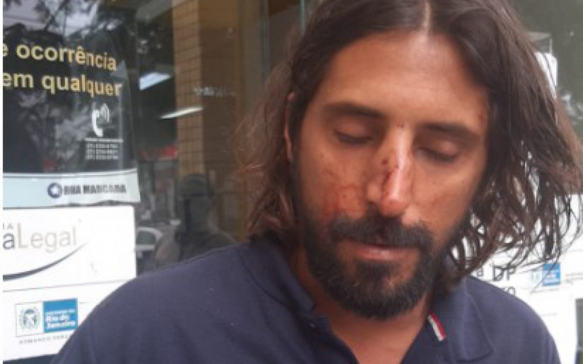 Manifestante foi agredido por policiais ap&oacute;s tentar defender mulheres que receberam spray de pimenta no rosto 