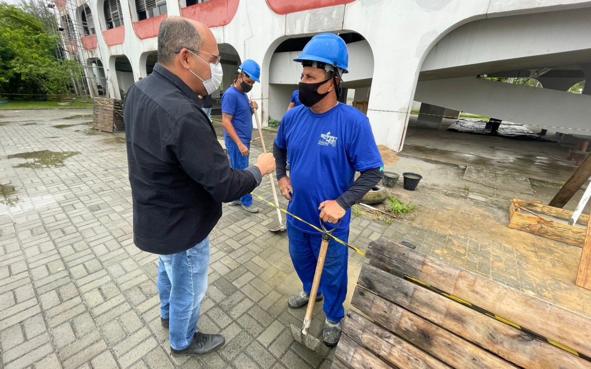 Prefeito Marcelo Magno vistoriando as obras da escola que receber&aacute; Bolsonaro e Castro 