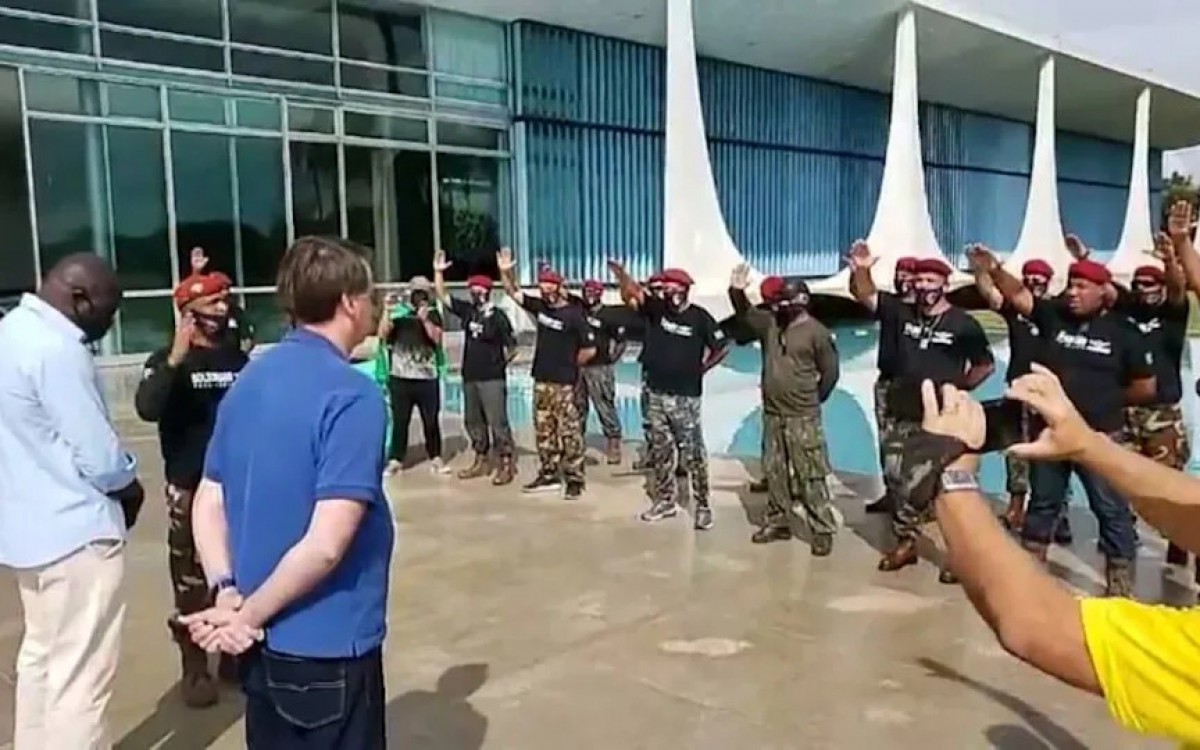 Ex-paraquedistas fazem sauda&ccedil;&atilde;o com o bra&ccedil;o direito e gritam 'Bolsonaro somos n&oacute;s' em ato em frente ao Pal&aacute;cio do Planalto. Gesto foi visto como alus&atilde;o ao nazismo por pesquisadores - Reprodu&ccedil;&atilde;o