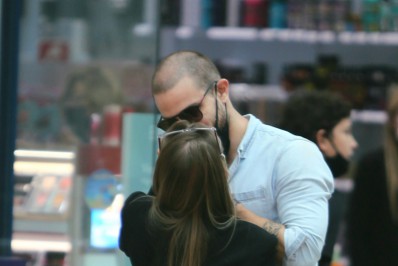 É o amor! Carla Diaz e o namorado trocam carinhos em shopping da Zona Oeste do Rio
