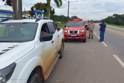Operação conjunta tenta resgatar balsa flutuante em Barra do Piraí