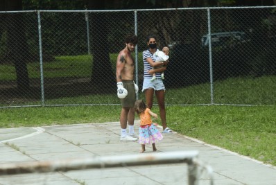 Que disposição! Sem camisa, Chay Suede treina boxe na companhia dos filhos