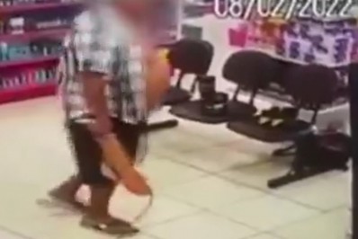 Idoso ameaça funcionários de farmácia com facão por causa de medicamento em falta