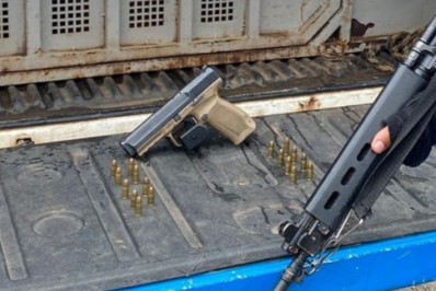 Dupla é presa por porte ilegal de arma de fogo em Cabo Frio