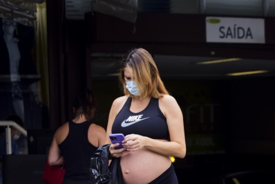 Rafa Brites exibe barrigão de oito meses na academia