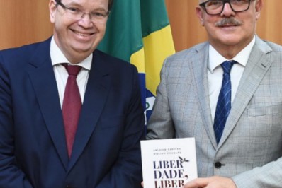 William Douglas lança livro 'Liberdade, Liberdade! O Direito de Agir, Pensar e Falar'