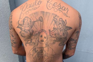 Acusado de matar ex-PM  tatua nome da vítima nas costas