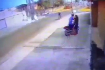 Vídeo: mulher é agredida pelo marido por esquecer de levar máscara facial para entrevista de emprego