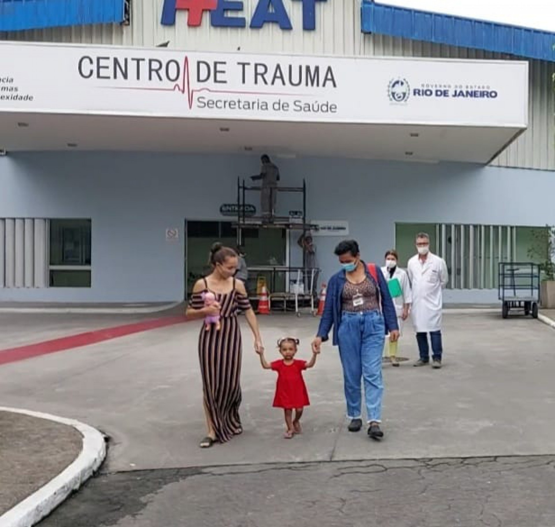 Ana Karen de Oliveira Ximenes, de 1 ano e 10 meses, recebe alta. Equipe médica que acompanhou menina se despede - Divulgação