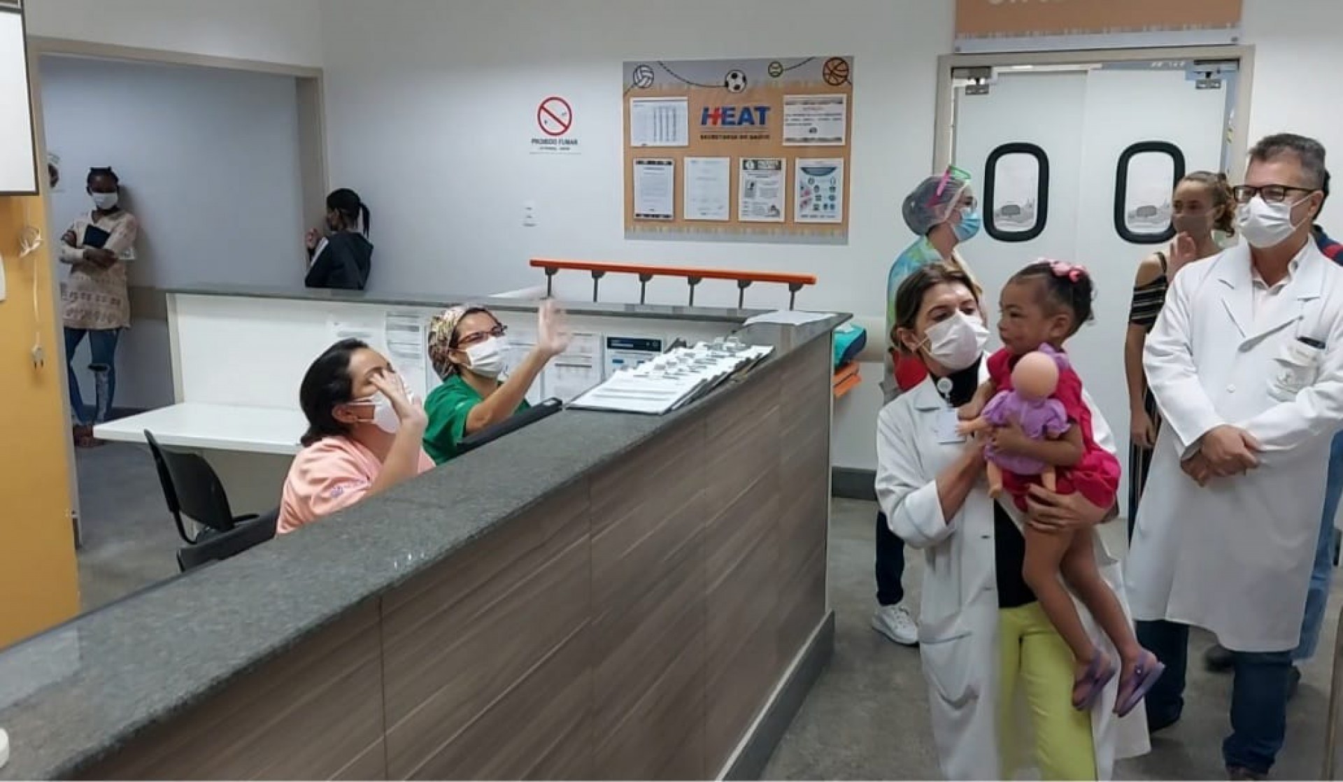 Ana Karen de Oliveira Ximenes, de 1 ano e 10 meses, recebe alta. Equipe médica que acompanhou menina se despede - Divulgação
