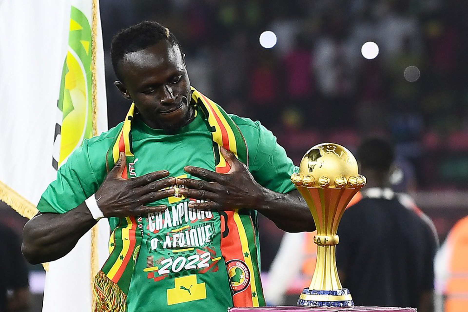 Sadio Mané ao lado do troféu da Copa Africana de Nações - AFP