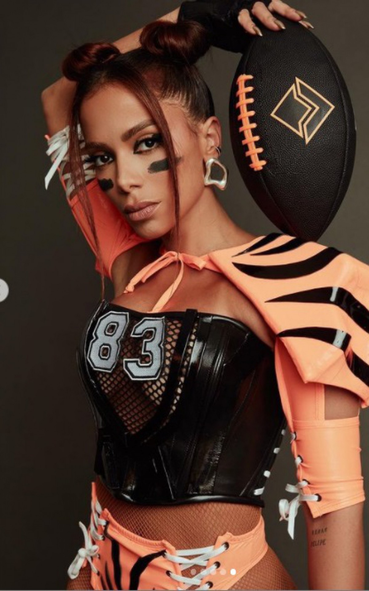 Anitta arrasa de 'jogadora sexy' em bloco em S&atilde;o Paulo