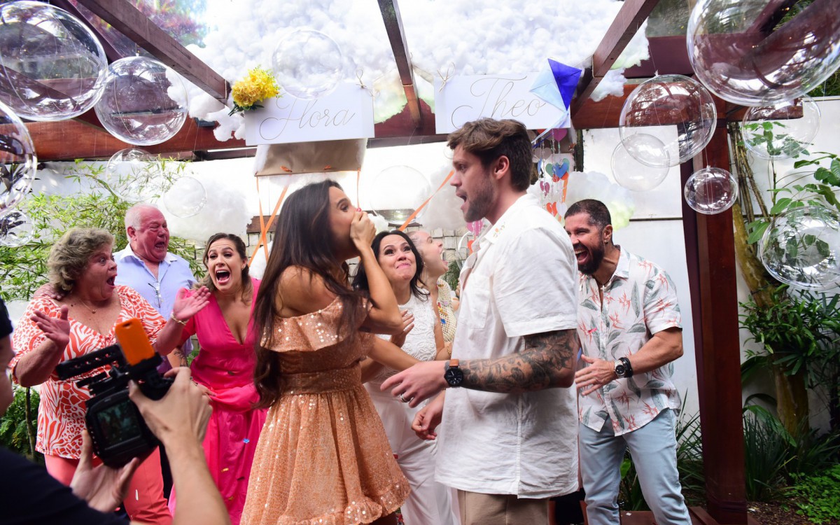 Paula e Breno se emocionam ao descobrirem que esperam um menino