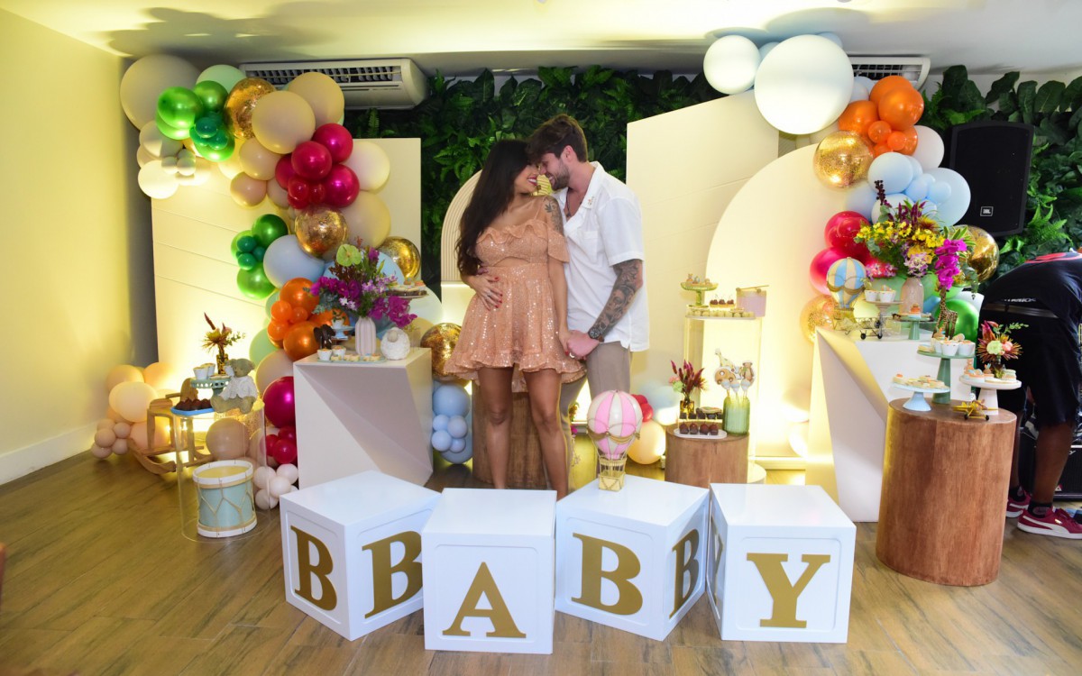 Paula Amorim e Breno Sim&Atilde;&micro;es mostram detalhes de ch&Atilde;&iexcl; revela&Atilde;&sect;&Atilde;&pound;o