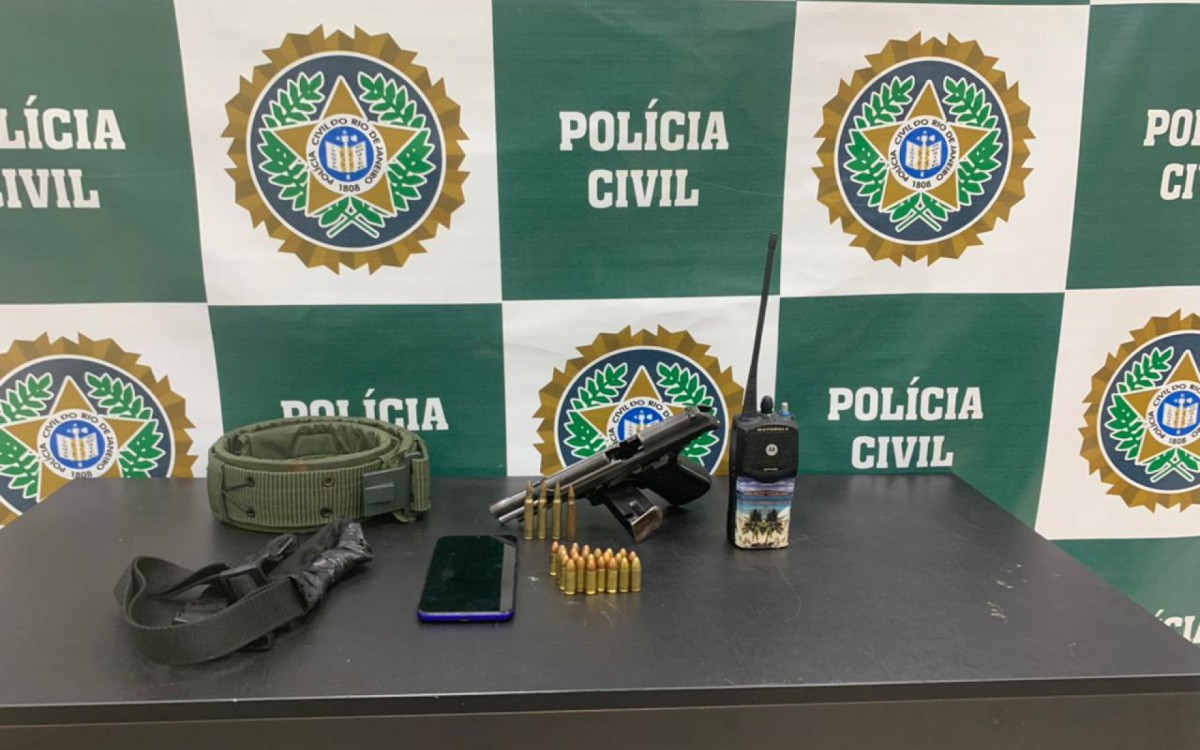 Na casa de Matheus Felipe Aragão Cabral Esteves, os policiais da Desarme encontraram pistola, munições, radiotransmissor e caderno com anotações do tráfico de drogas