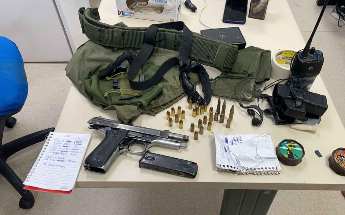 Na casa de Matheus Felipe Aragão Cabral Esteves, os policiais da Desarme encontraram pistola, munições, radiotransmissor e caderno com anotações do tráfico de drogas