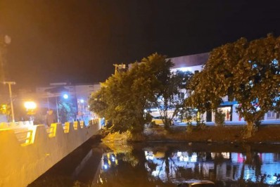 Carro cai no Rio Mataruna em Araruama