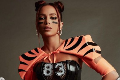 Uniformizada! Anitta arrasa com look de 'jogadora' para homenagear seu affair que disputará o Super Bowl