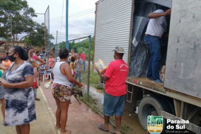 Moradores do bairro Barão de Angra recebe cestas básicas e colchões da prefeitura