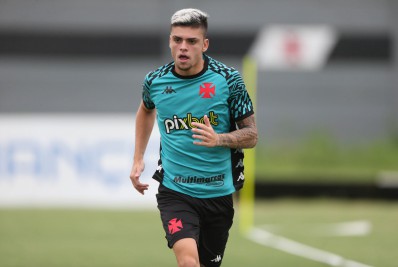 Gabriel Pec fala sobre papel tático que cumpre no Vasco: 'Me esforço bastante'