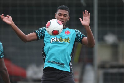 Após recusar renovação com o Vasco, zagueiro negocia com clube europeu