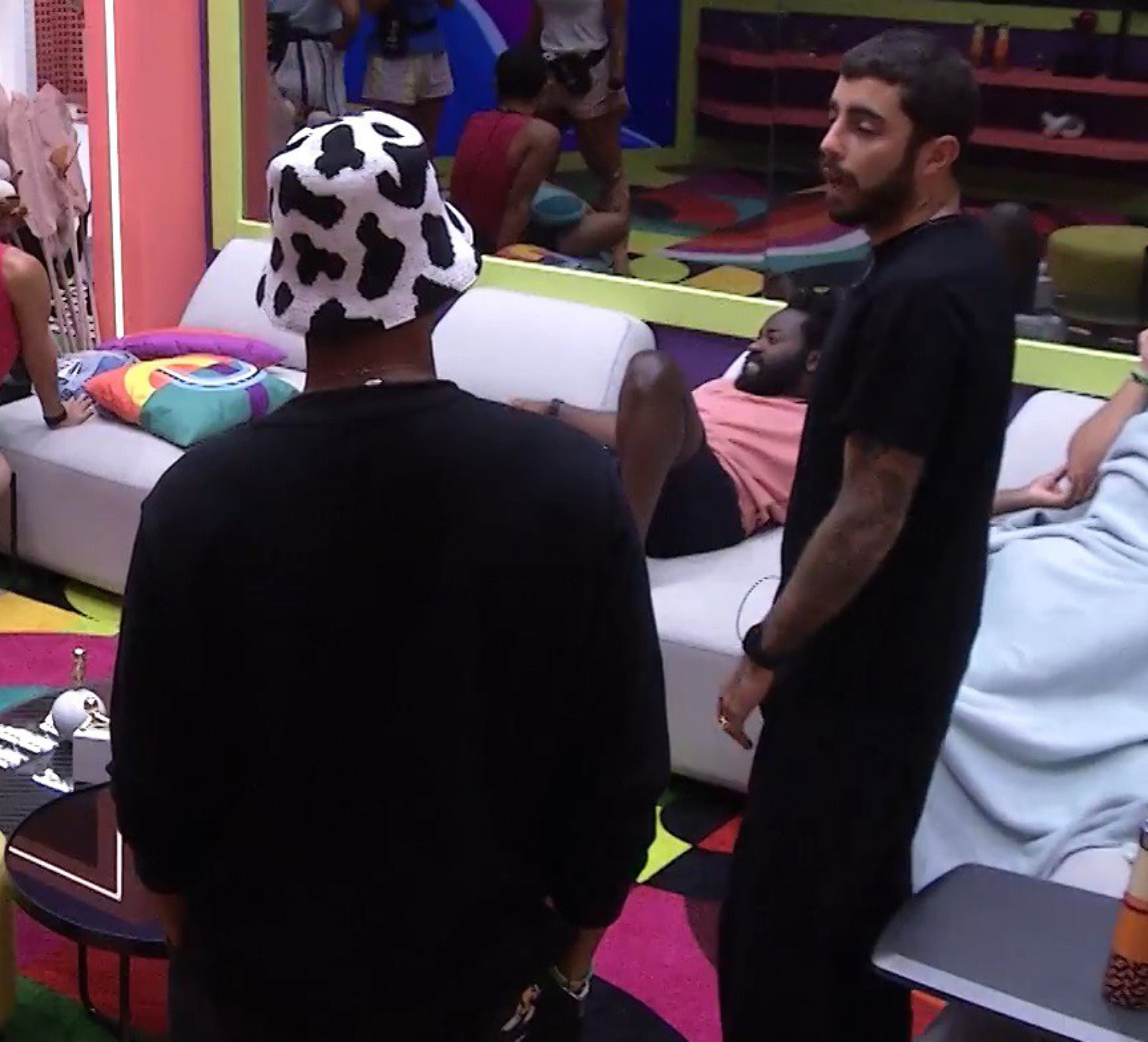 Pedro Scooby conta para Paulo André sobre o término do namoro com Anitta - reprodução da TV Globo