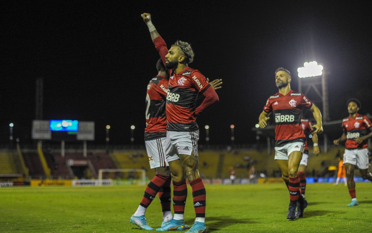 Gabigol comemora seu gol contra o Nova Iguaçu, fazendo o gesto contra o racismo