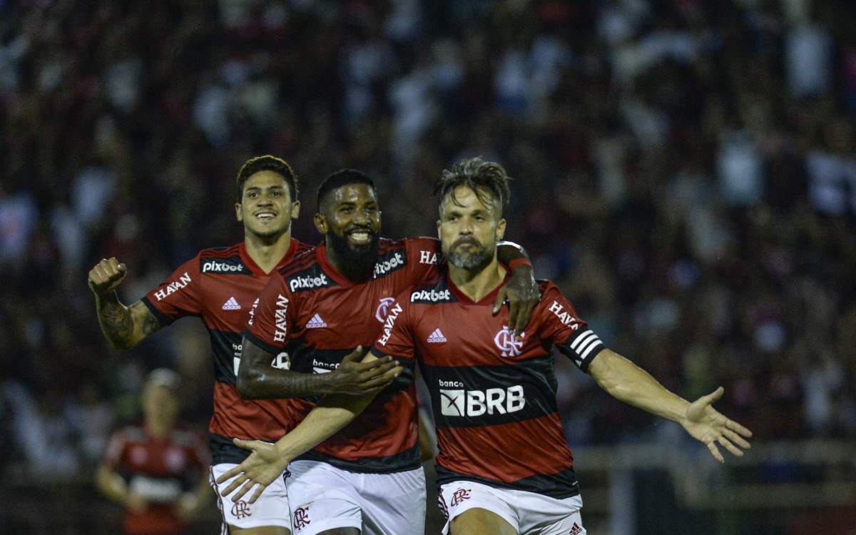 Jogadores do Flamengo comemoram o gol de Diego Ribas na vitória sobre o Nova Iguaçu
