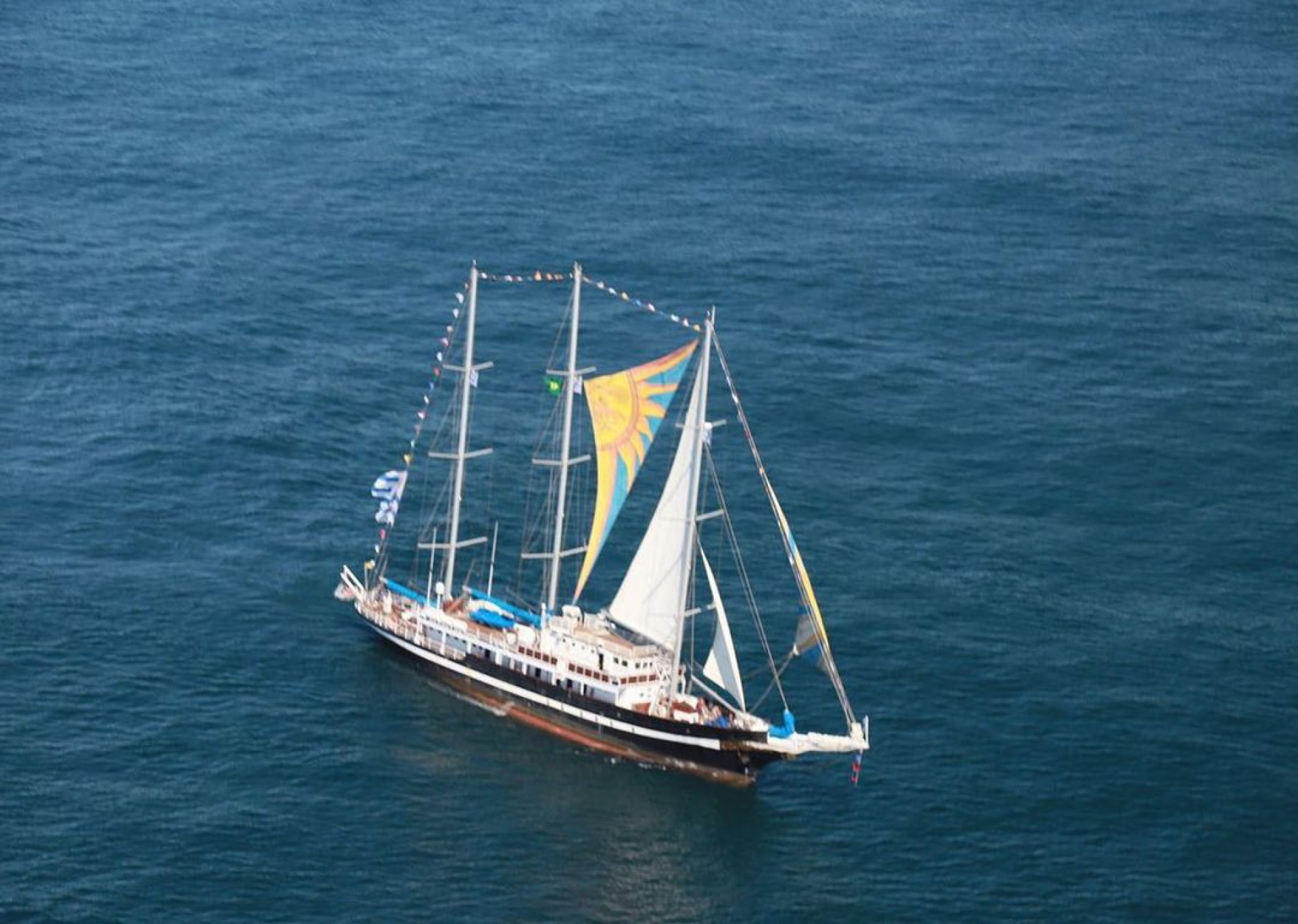 Sete grandes veleiros desfilaram pela orla do Rio de Janeiro na manh&atilde; deste domingo - Divulga&ccedil;&atilde;o