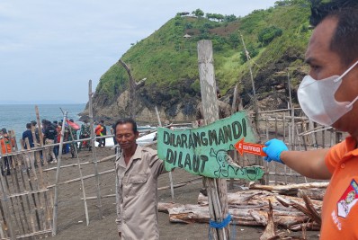 Dez pessoas morrem arrastadas pelo mar durante meditação coletiva