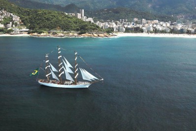 Sete grandes veleiros desfilam pela orla do Rio
