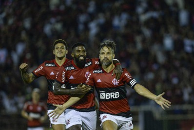 Pedro iguala marca de Paolo Guerrero com a camisa do Flamengo