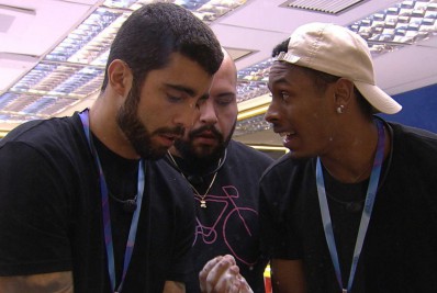 No 'BBB 22', Paulo André alerta Pedro Scooby sobre Laís e Bárbara: 'Toma cuidado'