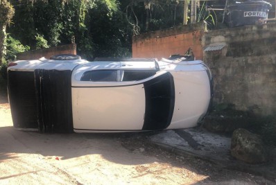 Mulher é encontrada morta dentro de carro tombado em Vargem Grande